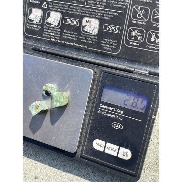 28.50cts Emerald Parcel - Custom Cut in display case - Picture 10 of 10